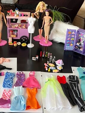 4.5 lbs Barbie Doll Fashion Playset Vendor cart, mini groceries & clothes/shoes